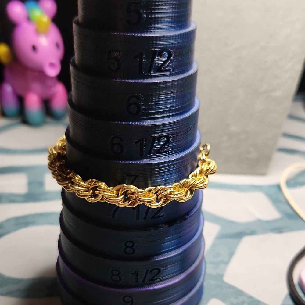Gold chain bracelet with logo tag - Picture 2 of 3
